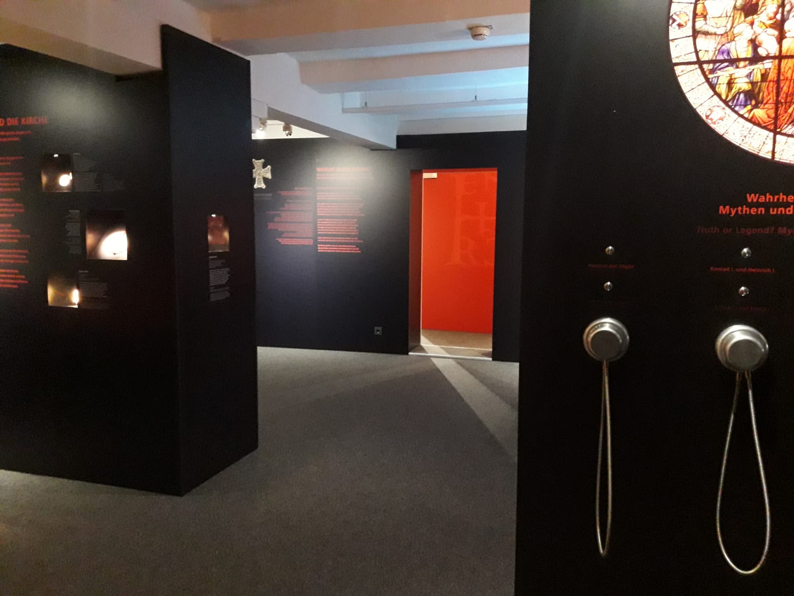 Infowände Museum schwarz/rot