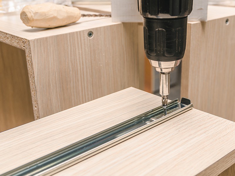 Bild Maße anzeichnen auf Werkstück Holz für Möbel